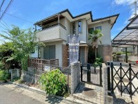 GNスタイル 緑に囲まれた閑静な住宅地に佇む一軒家。
澄み渡る空気、鳥のさえずり等自然を感じられる環境。
車は２台駐車可能で、４ＬＤＫの各部屋は６帖以上収納付き。