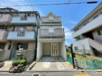 GNスタイル ～木造３階建て３ＬＤＫ～
室内リフォーム済みのためお引き渡し後すぐに新生活が始められます♪
周辺商業施設が充実しており生活に便利な立地です。