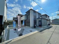 ～土地約４３．２５坪、木造２階建て４ＬＤＫ～
約１８帖のＬＤＫと全居室６帖以上ありゆったりとした間取りになっています。
カースペース２台可能♪（車種による）