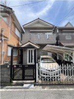 ～木造２階建て４ＬＤＫ～
カーポート付き駐車場１台分あり♪
