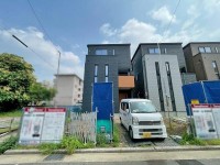 ～令和７年７月完成予定４ＬＤＫ～
カースペース並列２台可能♪（車種による）
ご家族みんながゆったりくつろげる広々ＬＤＫは約１８帖あり