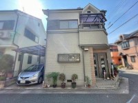 GNスタイル ～平成１２年建築、木造２階建て４ＬＤＫ～
カーポート付き駐車場あり♪
関西本線「八尾」駅まで徒歩７分の立地！