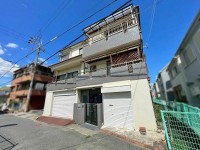 ～鉄筋コンクリード造３階建て５ＬＤＫ～
シャッター付き車庫２台分可能♪（車種による）