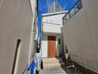GNスタイル ～平成２２年建築、木造２階建て４ＬＤＫ～
ご家族みんながゆったりくつろげる広々ＬＤＫは約２１帖♪
大阪メトロ谷町線「喜連瓜破」駅まで徒歩３分の好立地