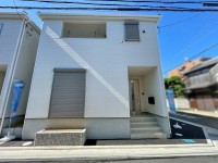 GNスタイル ☆期間限定　新築戸建て購入キャンペーン実施中☆
≪１号地４ＬＤＫ≫
ご家族みんながゆったりくつろげる広々ＬＤＫは約１５帖
カースペース２台可能（車種による）