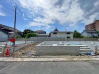 ≪２号棟４ＬＤＫ≫
約１７帖のゆったりＬＤＫ、リビングで遊ぶお子様を見守りながらお料理ができる対面キッチン♪
カースペース２台可能（車種による）
