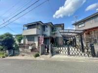 緑に囲まれた閑静な住宅地に佇む一軒家。
澄み渡る空気、鳥のさえずり等自然を感じられる環境。
車は２台駐車可能で、４ＬＤＫの各部屋は６帖以上収納付き。