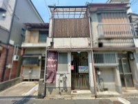 GNスタイル ■南向きにつき日当たり・風通し良好
■野崎駅まで徒歩１０分
■小学校・中学校が近く
■室内丁寧にお使い
■２階南向きにバルコニーあり、屋根付きで雨の日も安心