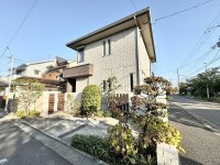 GNスタイル ～２０１２年建築、積水ハウス施工の５ＬＤＫ～
約２６帖の広々ＬＤＫ♪お友達を招いてホームパーティーをしてもゆとりのある広さ。
駐車スペースは３台可能♪（車種による）
