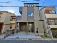 GNスタイル ～木造３階建て２ＳＬＤＫ～
約１５．６帖のＬＤＫは対面式キッチン♪
全居室に収納スペースが確保されておりお部屋をスッキリとお使いいただけます♪