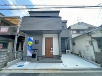 ～令和７年４月完成済み３ＬＤＫ～
リビングで遊ぶお子様を見守りながらお料理ができる対面キッチン♪
全居室に収納付き共用スペース収納もありすっきり片づけて広く使えます
