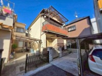 GNスタイル ★木造２階建て４ＬＤＫ！令和７年１０月内装リフォーム済み♪
★カーポート付き駐車場あり（車種による）