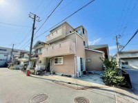 GNスタイル 駐車場は大型セダン車なら２台、コンパクトカーなら３台駐車可能です！
間取りの綺麗な４ＬＤＫ、生活動線もよく、ストレスフリーな生活ができそうです。