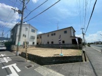 GNスタイル 〇楠根川沿い４２.９５坪の北西角地、建築条件なし
〇高安駅徒歩１２分の好立地

