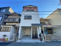 GNスタイル ★鉄骨造３階建て４ＬＤＫ！令和７年１１月リフォーム済みです♪
★約１７．８帖のゆったりＬＤＫ♪リビングで遊ぶお子様を見守りながらお料理ができる対面キッチン！

