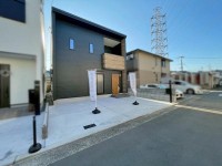 GNスタイル ～約２０帖の広々ＬＤＫが魅力の３ＬＤＫ～
カースペース並列２台可能♪（車種による）
