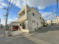 GNスタイル 南東角地の３ＬＤＫ！カーポート付き駐車場１台分あり♪
２階１２帖洋室に間仕切りを作ることで４ＬＤＫとしても利用でき、ライフスタイルに合わせて間取りも変更できます！