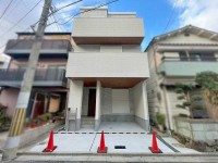 GNスタイル ★令和７年１０月完成済み４ＬＤＫ南向きのお家です♪
★ＬＤＫ約２０．３帖！リビングで遊ぶお子様にも目が届く対面キッチン
★関西本線「久宝寺」駅まで徒歩５分の立地◎