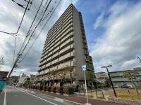 ★８階部分角部屋３ＬＤＫ！南向きバルコニーのため日当たり良好です♪
★リビングが見渡せる対面式のキッチン
★小学校・中学校ともに徒歩５分圏内のためお子様の通学も安心