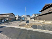 GNスタイル ★Ｄ号棟４ＬＤＫ
★約１８帖のゆったりＬＤＫ！キッチン横には便利なパントリー付き♪
★カースペース２台可能♪（車種による）