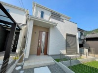 GNスタイル ★Ｂ号棟３ＳＬＤＫ
★リビングで遊ぶお子様を見守りながらお料理ができる対面キッチン
★カースペース２台可能♪（車種による）