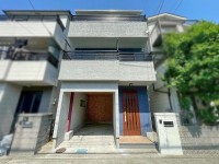 GNスタイル ★鉄骨造３階建て４ＬＤＫ！
★ＬＤＫ約１９．５帖！リビングで遊ぶお子様を見守りながらお料理ができる対面キッチン♪
★令和８年４月リフォーム済
