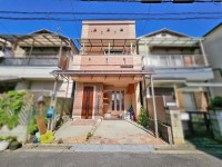 GNスタイル ★平成２０年建築、木造２階建て３ＬＤＫ！
★屋根裏収納あり♪各居室にも収納スペースが確保されておりお部屋をスッキリとお使いいただけます。