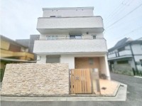 GNスタイル ★平成２８年建築、北東角地５ＬＤＫ！
★リビングで遊ぶお子様を見守りながらお料理ができる対面キッチン♪
★カースペース２台可能♪（車種による）

