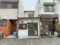 ■前面道路広く、日当たり・風通し良好です♪
■玄関土間が広く、自転車やバイクの駐輪が可能♪
■収益物件としてもご検討ください♪
