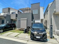 ★２０１８年建築、４ＬＤＫ南向きのお家です♪
★カースペース２台可能♪（車種による）
★リビングで遊ぶお子様を見守りながらお料理ができる対面キッチン！
