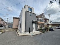 GNスタイル ★北西角地、令和４年建築の築浅戸建３ＬＤＫ！
★リビングで遊ぶお子様を見守りながらお料理ができる対面キッチン♪
