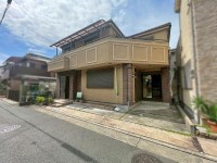 GNスタイル ★木造２階建て４ＳＬＤＫ、南向きのお家です♪
★令和８年７月室内リフォーム済み！
★カースペース２台可能♪（車種による）
