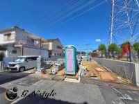 GNスタイル ★２号棟２ＳＬＤＫ！
★約１８帖のＬＤＫと全居室６帖以上ありゆったりとした間取りになっています。
★カースペース２台可能♪（車種による）