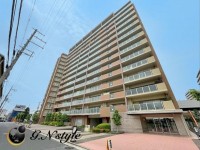 GNスタイル ★４階部分４ＬＤＫ！
★南・西・北の３面バルコニー♪日当たり・風通しともに良好です。
★駐車場１台権利付き（無償）